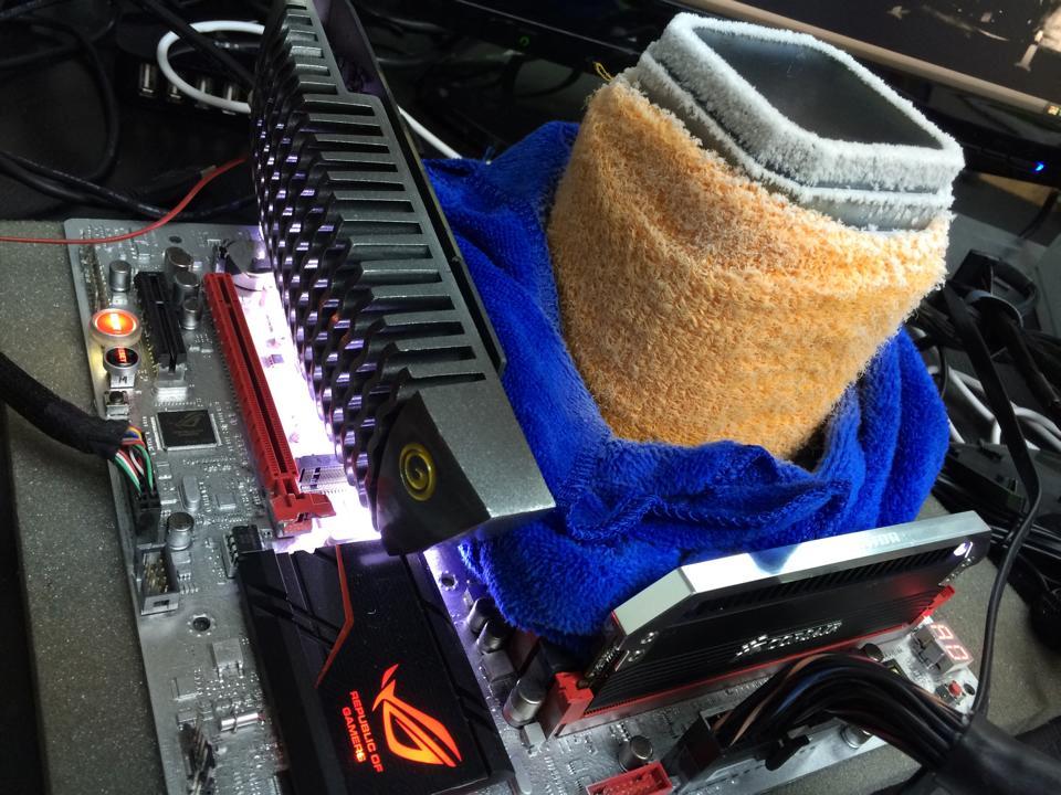 Ο John Lam σπάει το ρεκόρ συχνότητας του Core i7 4770K!