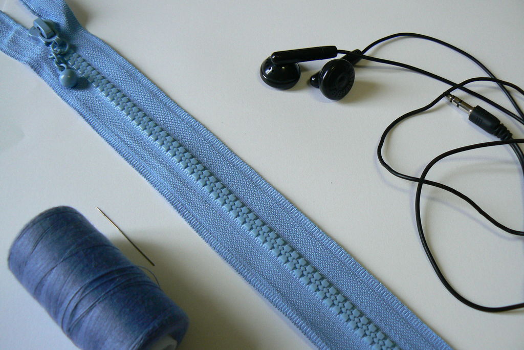 DIY: Zip Earphones