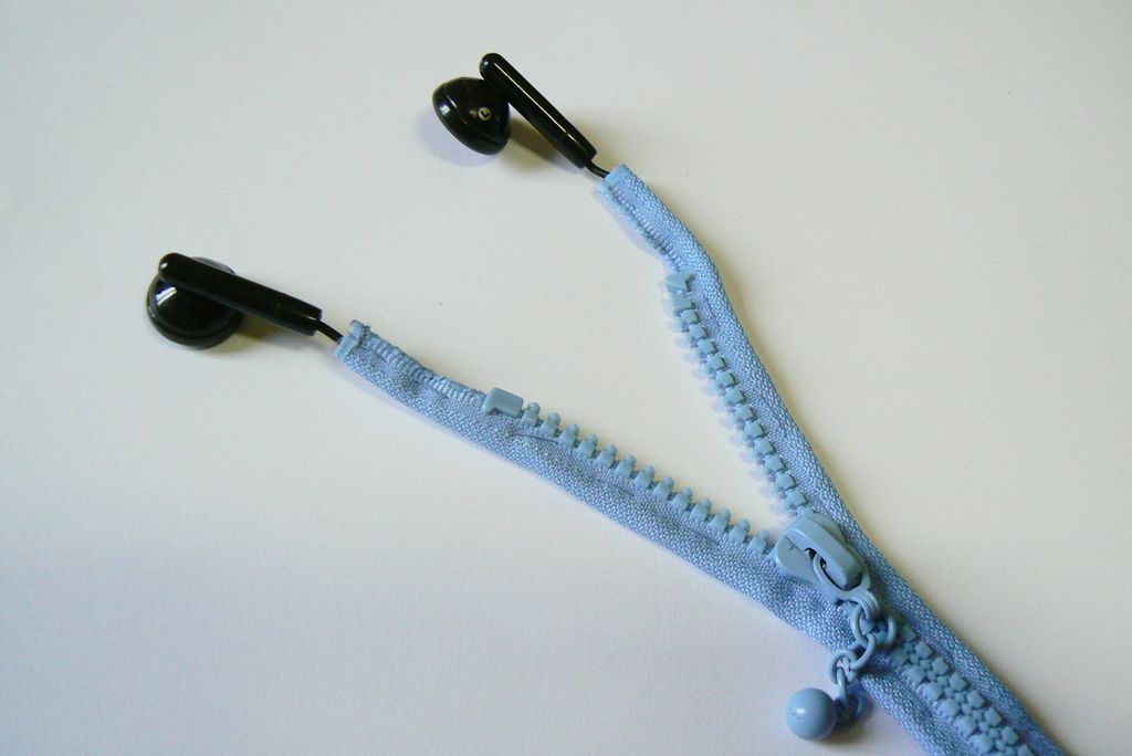 DIY: Zip Earphones