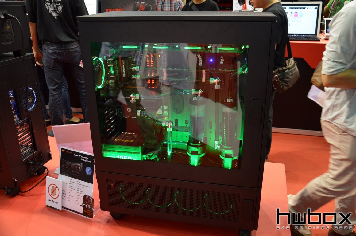 Computex 2015: Thermaltake Booth, Cases & Builds