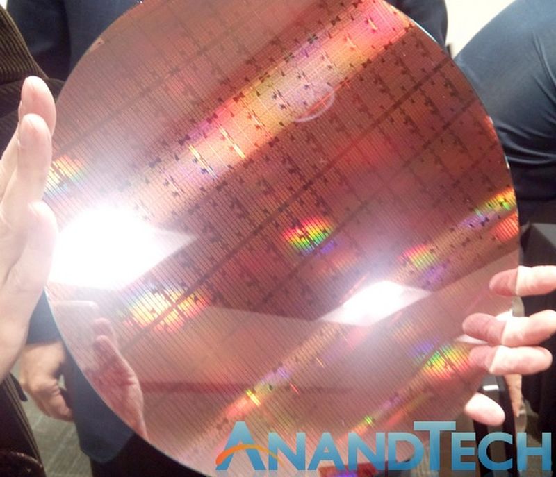 Το wafer ενός Intel Xeon Phi επιδεικνύεται στο SuperComputing 15