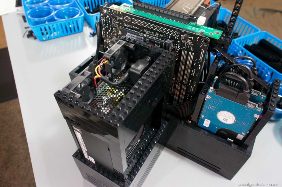 Custom PC Build φτιαγμένο από τουβλάκια Lego